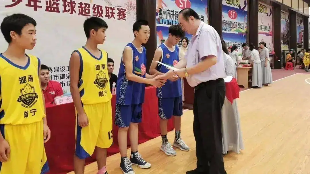 职业球员如何通过联赛提升竞技水平_2